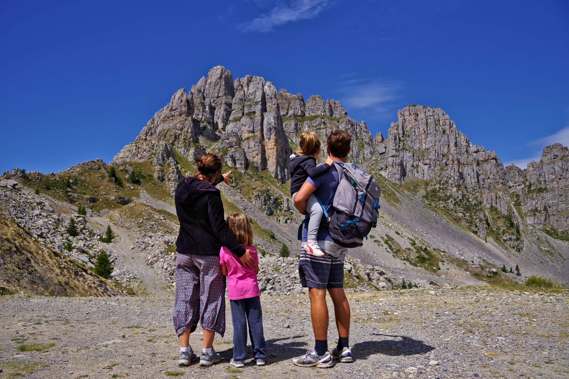 gens devant montagne