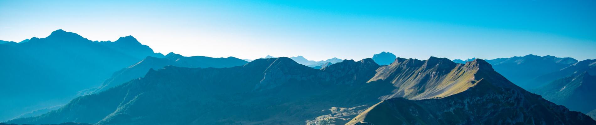 vue montagnes ciel bleu
