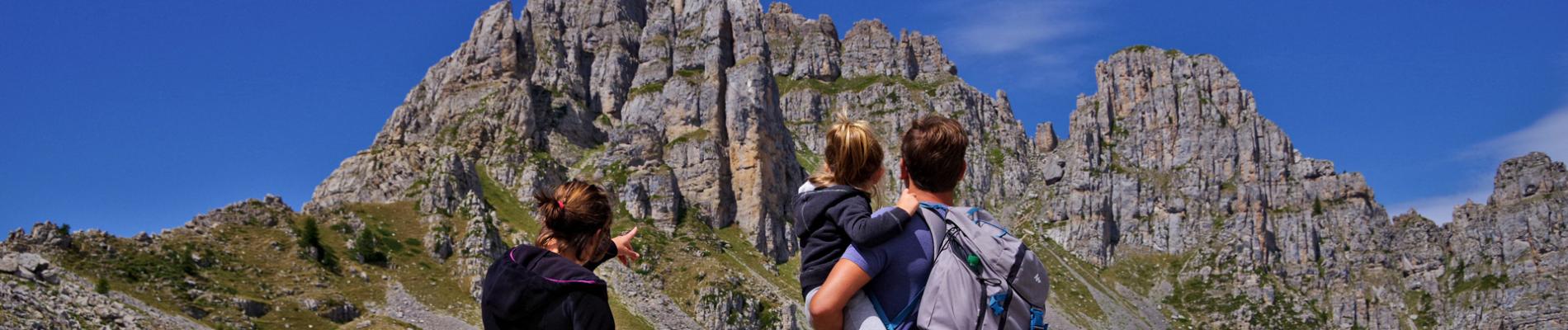 gens devant montagne
