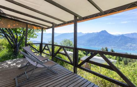 vue lac bungalow au milieu de la nature