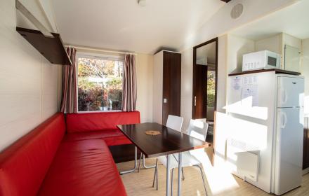 vue intérieur canapé et frigo