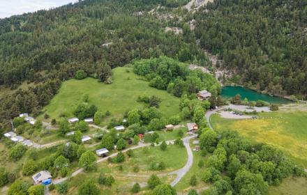 camping bord du lac proche foret milieu de la nature