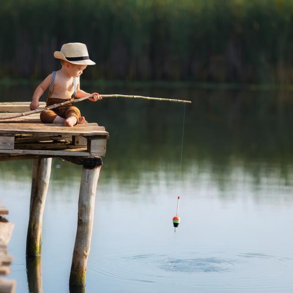 Enfant pêcheur
