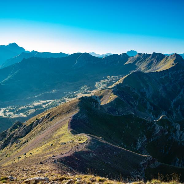 vue montagnes ciel bleu