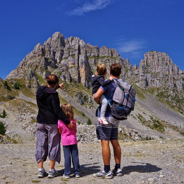 gens devant montagne aiguille de Chabrieres